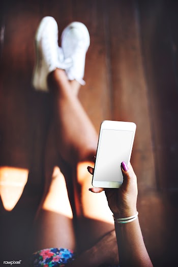 Woman using a smartphone with an empty screen | Free stock psd mockup - 5290
