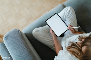 Woman using a stylus with a digital tablet during coronavirus quaranti.. | Free  photo - 2310142