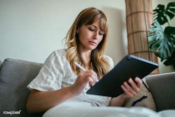 Woman using a stylus writing on a digital tablet  during coronavirus q.. | Free  photo - 2311364