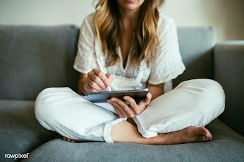 Woman using a stylus writing on a digital tablet  during coronavirus q.. | Free  photo - 2311365