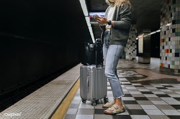 Woman using her mobile phone while waiting for the train during the co.. | Free  photo - 2329791