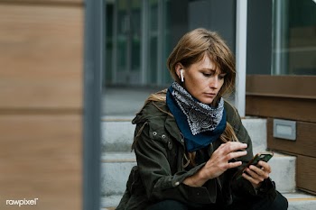 Woman using her phone on a steps | Free  photo - 2310157