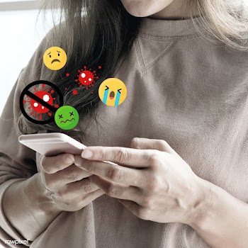 Woman using smartphone searching for covid-19 updates | Free  photo - 2306547