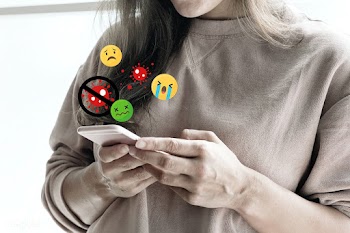 Woman using smartphone searching for covid-19 updates | Free  photo - 2306557