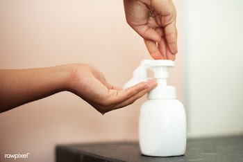 Woman using soap to clean hands and prevent coronavirus | Free  photo - 2301920