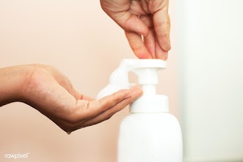 Woman using soap to clean hands and prevent coronavirus | Free  photo - 2303431