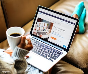 Woman using video conference application on a laptop mockup with edito.. | Free  photo - 2311688