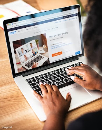 Woman using video conference application on a laptop mockup with edito.. | Free  photo - 2312254