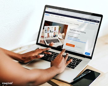 Woman using video conference application on a laptop mockup with edito.. | Free  photo - 2312279