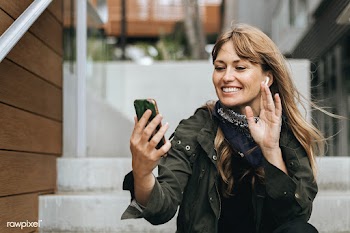Woman video calling during coronavirus quarantine | Free  photo - 2311943