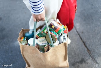 Woman walking with a bag of canned foods during coronavirus pandemic. .. | Free  photo - 2292796