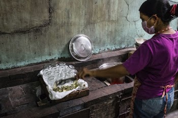 Woman washing glass jars, Nueva | Free Photo - rawpixel