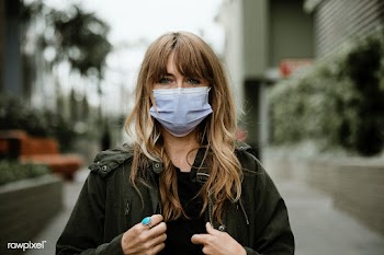 Woman wearing a face mask in public during coronavirus pandemic | Free  photo - 2310145