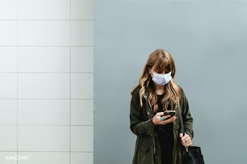 Woman wearing a face mask in public during coronavirus pandemic | Free  photo - 2310154
