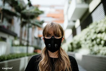 Woman wearing a face mask in public during coronavirus pandemic | Free  photo - 2310164