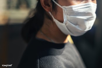 Woman wearing a face mask in public to prevent coronavirus infection | Free  photo - 2296345
