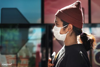 Woman wearing a face mask in public to prevent coronavirus infection | Free  photo - 2296507
