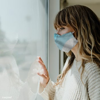 Woman wearing a mask staring out the window during a lockdown | Free  photo - 2328583