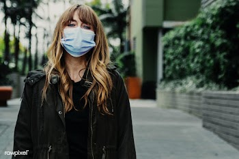 Woman wearing a mask while out in public | Free  photo - 2328138