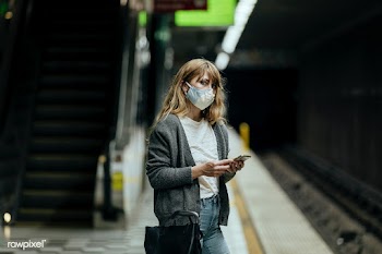 Woman wearing a mask while waiting for the train during the coronaviru.. | Free  photo - 2329867
