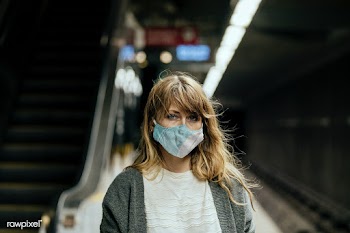 Woman wearing a mask while waiting for the train during the coronaviru.. | Free  photo - 2329900
