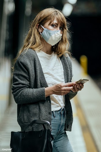Woman wearing a mask while waiting for the train during the coronaviru.. | Free  photo - 2329906