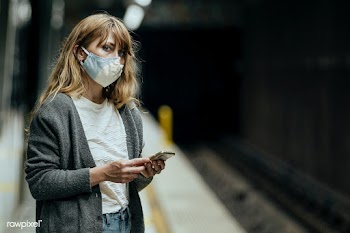 Woman wearing a mask while waiting for the train during the coronaviru.. | Free  photo - 2329909