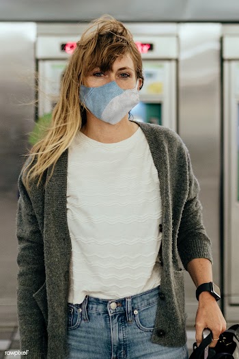 Woman wearing a mask while waiting for the train during the coronaviru.. | Free  photo - 2330042