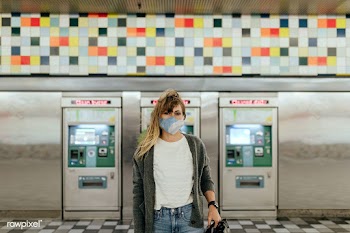 Woman wearing a mask while waiting for the train during the coronaviru.. | Free  photo - 2330052