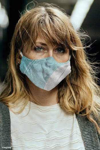 Woman wearing a mask while waiting for the train during the coronaviru.. | Free  photo - 2330130