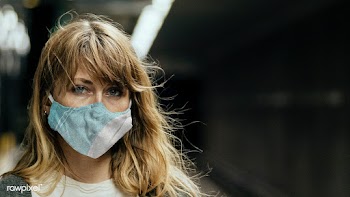 Woman wearing a mask while waiting for the train during the coronaviru.. | Free  photo - 2330131