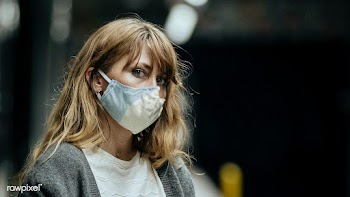 Woman wearing a mask while waiting for the train during the coronaviru.. | Free  photo - 2330324
