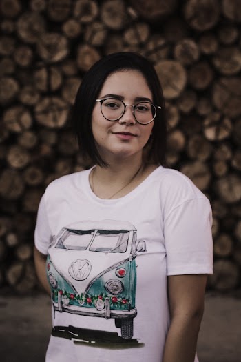 woman wearing a printed t-shirt and  sunglasses