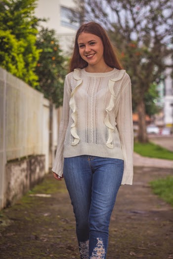 Woman wearing a white knitted sweater