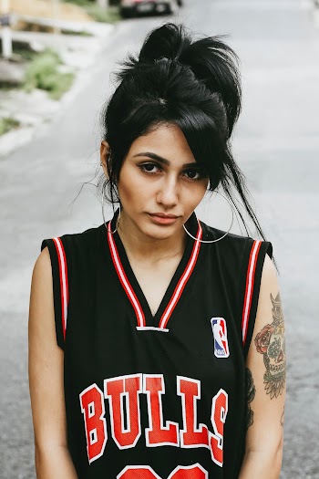 Woman Wearing Black and Red Chicago Bulls Nba Jersey Shirt