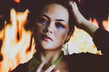 woman wearing black long-sleeved shirt