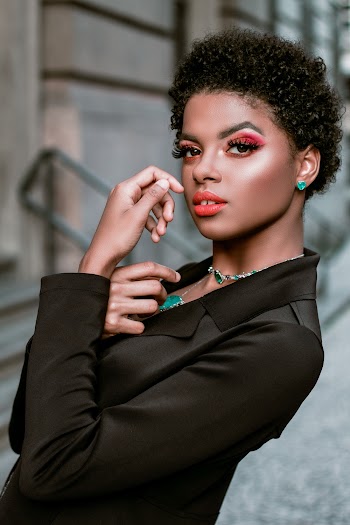 Woman Wearing Black Notched Lapel Suit Jacket 
