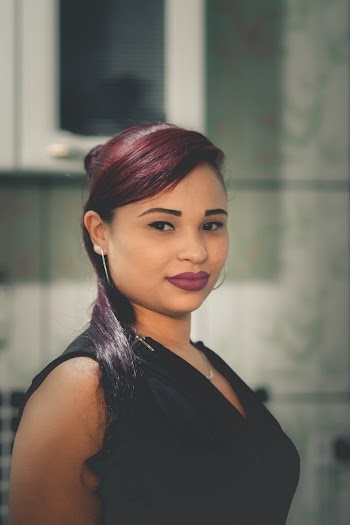 Woman Wearing Black Sleeveless Shirt