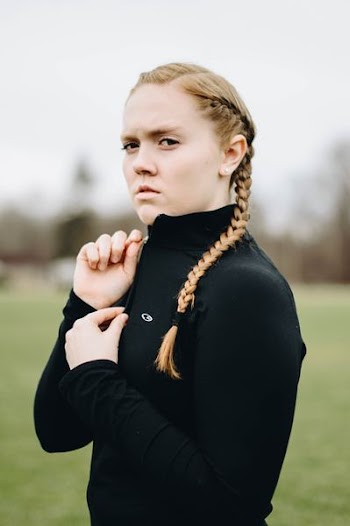 woman wearing black top