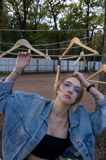Woman Wearing Blue Denim Button-up Collared Jacket
