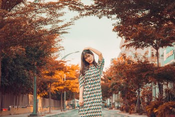 Woman Wearing] Crew Neck Dress