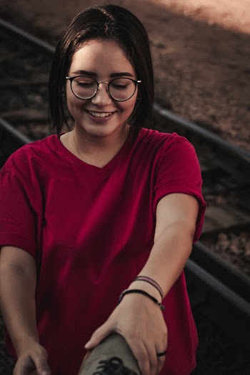 Woman wearing eyeglasses and a pink tshirt