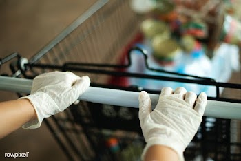 Woman wearing gloves to prevent coronavirus while using a shopping car.. | Free  photo - 2300379