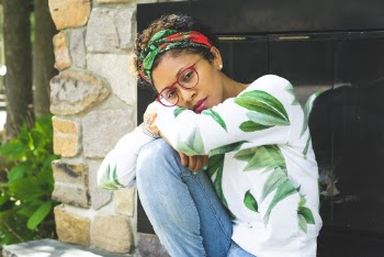 Woman Wearing Green and White Floral Long-sleeved and Blue Faded Denim Jeans