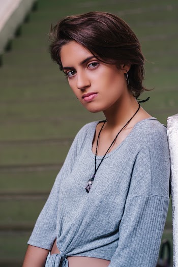 Woman Wearing Grey 3/4 Sleeved Top
