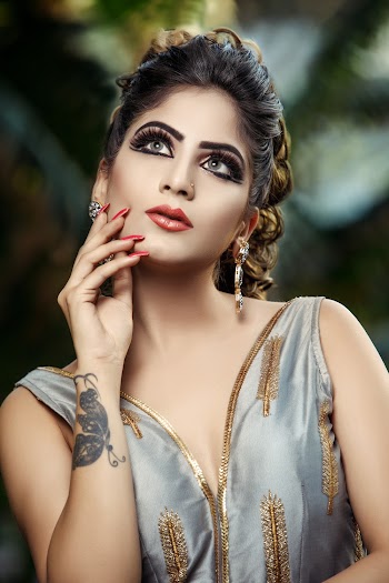 Woman Wearing Grey V-neck Sleeveless Dress