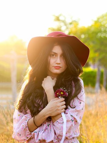 woman wearing pink long-sleeved shirt