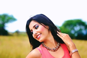 woman wearing pink sleeveless tops projecting while smiling selective photography