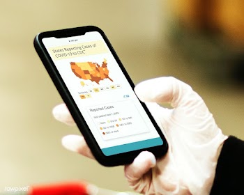 Woman wearing sanitary gloves reading coronavirus updates from a mobil.. | Free  photo - 2312597