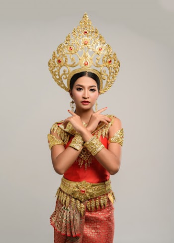 Woman wearing thai dress that made a hand symbol Free Photo